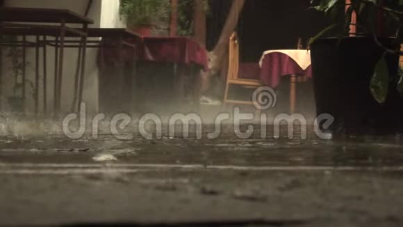 保加利亚餐馆大雨视频的预览图