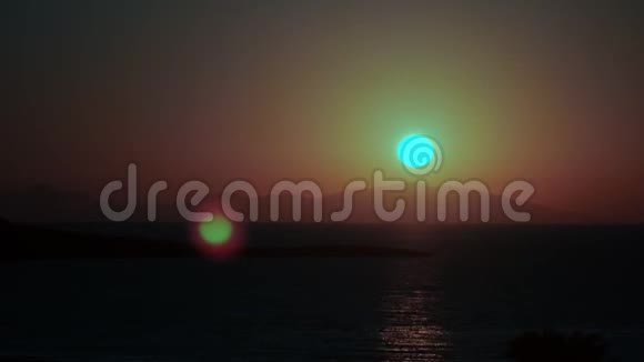 日落后的海和山视频的预览图