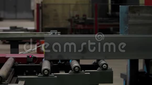 工业工厂生产线上的钢筋视频的预览图