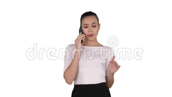 愤怒不满的年轻女性打电话给客户支持或手机银行不满的客户抱怨糟糕视频的预览图