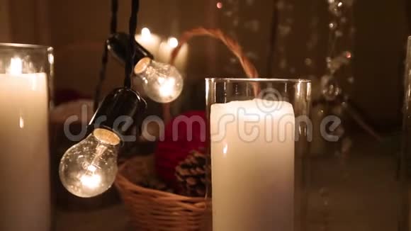 美丽的圣诞节冬季婚礼订婚仪式装饰蜡烛桦木球茎花环锥和杉树视频的预览图