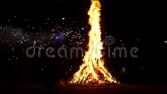加泰罗尼亚的篝火和传统舞蹈视频的预览图