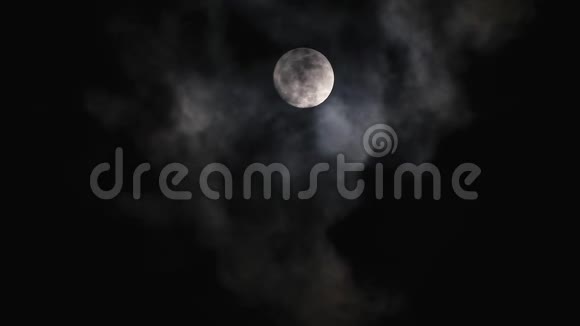 乌云在夜空中的月亮面前掠过夜间室外视频的预览图