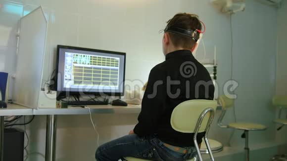 儿童用立体声视频虚拟现实眼镜检查视力眼科诊所滑块镜头视频的预览图
