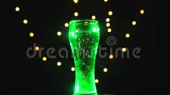 一杯淡绿色的水在旋转绿色鸡尾酒酒吧概念视频的预览图