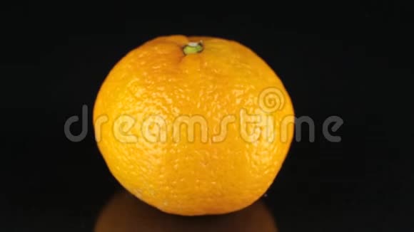在黑色背景上旋转普通话柑橘视频的预览图