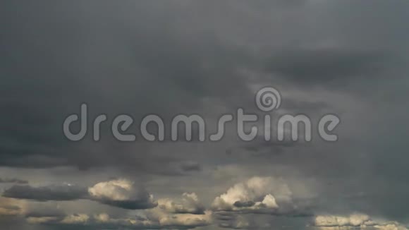 灰色的暴风雨云覆盖天空白云被阳光照亮时间流逝视频的预览图