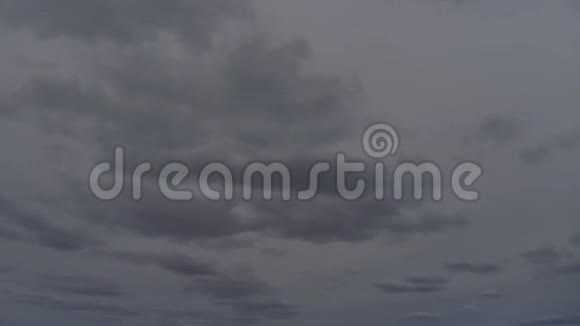 日出之前许多灰色的云流在苍白的天空上时间流逝视频的预览图