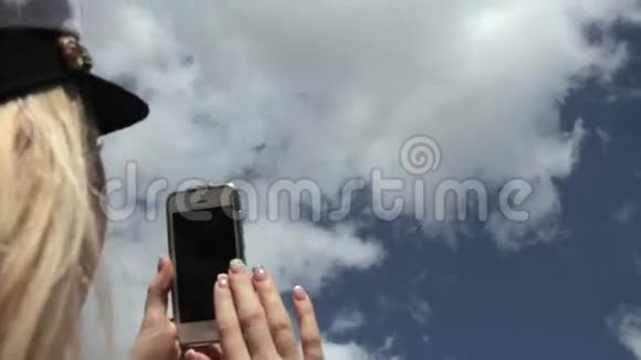 女孩在天空中拿着手机气球视频的预览图
