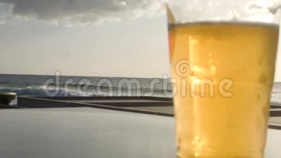 一杯啤酒关注海上的海浪视频的预览图