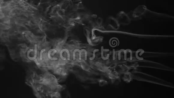 五股白色的烟雾在黑色的背景上变成了烟雾视频的预览图