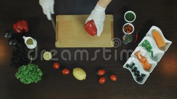 顶部视图切割胡椒与厨师手在船上视频的预览图