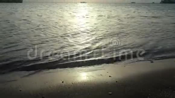 海浪泡沫在沙滩泡沫在沙滩上翻滚视频的预览图