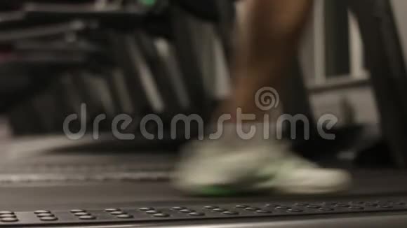 在跑步机上跑步的人近距离射击注意腿部视频的预览图