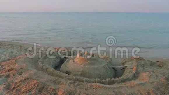沙滩上的桑迪城堡背景是大海视频的预览图