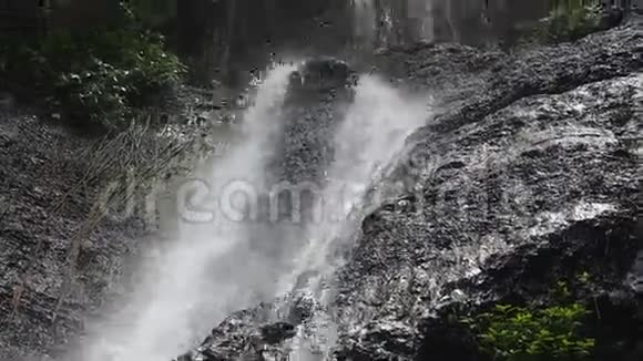 从岩石中掉下来的水的细节视频的预览图