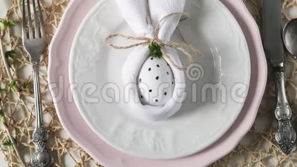 美丽的节日复活节餐桌设置与餐巾纸复活节兔子复活节假期的餐桌布置复活节餐桌视频的预览图