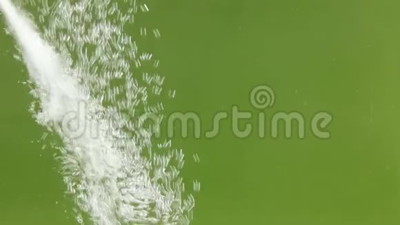 绿色水中的白色气泡流视频的预览图