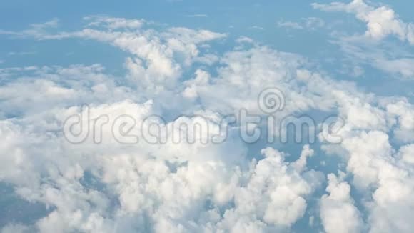 4K从飞机窗口看云和天空视频的预览图