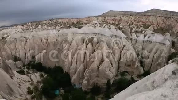 在卡帕多西亚的玫瑰谷和白谷拍摄徒步旅行视频的预览图