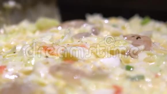 慢动作秋崎日本菜在日本餐馆烹饪Monjayaki视频的预览图