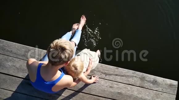 妈妈和女儿在码头上享受大自然家庭假日视频的预览图