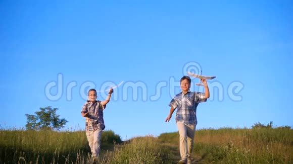 两个男孩带着飞机在战场上奔跑视频的预览图