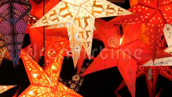 美丽的装饰纸在德国的圣诞市场上闪耀着圣诞星光视频的预览图