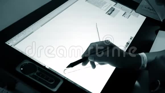那人用手拿着一支特制的铅笔在一块大平板上画画视频的预览图