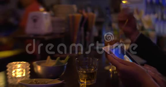 手中的平板电脑和酒吧柜台视频的预览图