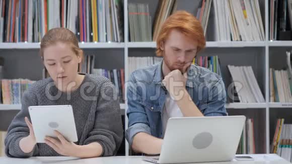 男子在笔记本电脑和妇女使用平板电脑商业团队视频的预览图