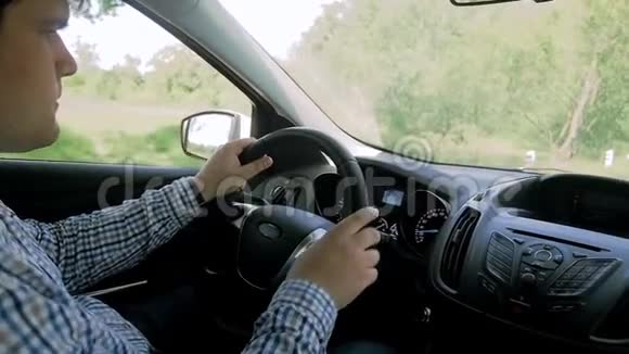 在乡间小路开车的年轻人慢镜头视频的预览图