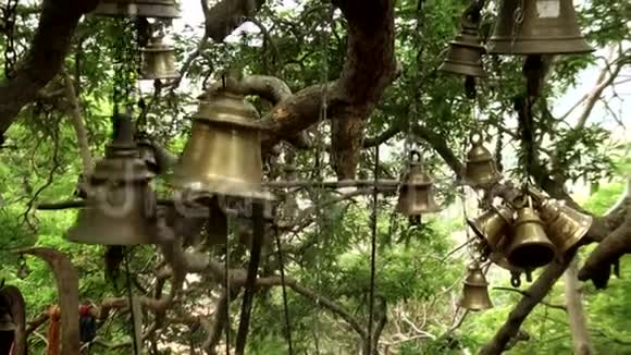 印度教寺庙铃的自然背景视频的预览图