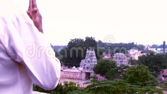 老人在印度祈祷印度教神庙视频的预览图
