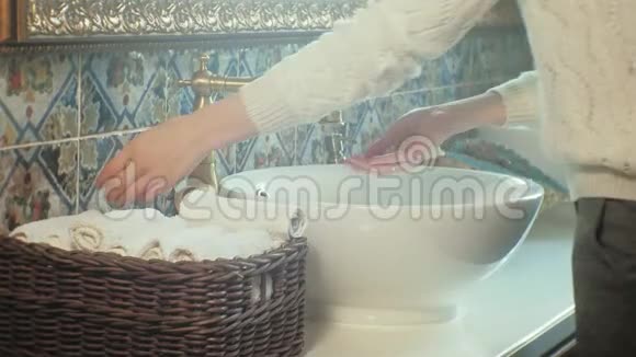 女人洗了手又干了清洁的概念视频的预览图