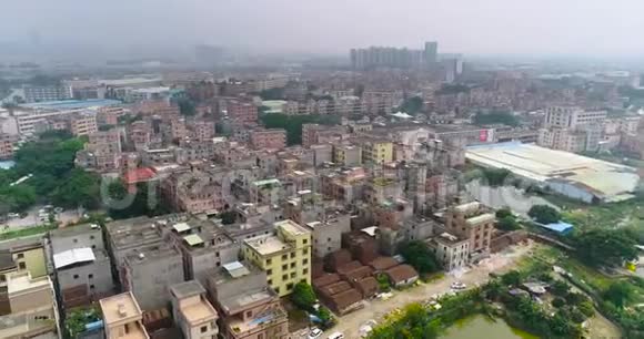 从无人驾驶飞机看中国贫困地区从无人驾驶飞机看水库附近的亚洲贫民窟视频的预览图