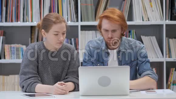 青年男女对失去工作的反应视频的预览图