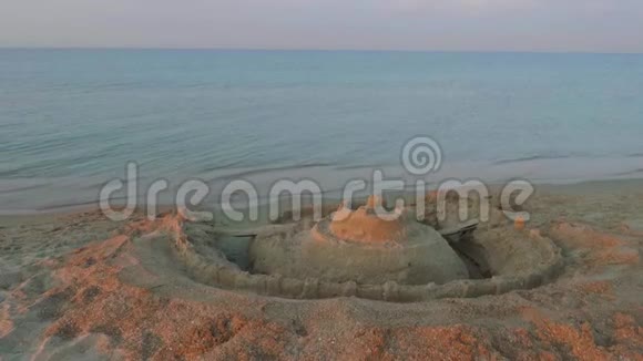 沙滩上的桑迪城堡背景是大海视频的预览图