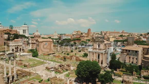 在晴朗的晴天举行罗马论坛罗马和意大利最著名和最受欢迎的旅游目的地之一视频的预览图