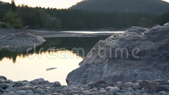 一个湖位于群山中的大岩石中视频的预览图