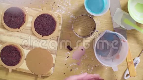 糕点师傅把圆饼放在饼架上的手视频的预览图