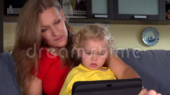 平板电脑上的家庭视频对话妈妈和女儿叫爸爸视频的预览图