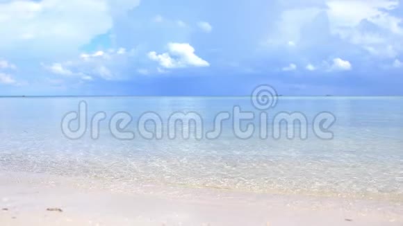 令人惊叹的热带海滩海浪和多云的天空背景白沙和晶莹湛蓝的大海慢动作3840x2160视频的预览图