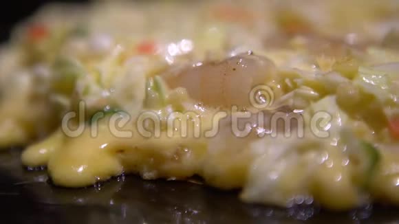 4KOkonomiyaki日本食品日本餐馆烧烤视频的预览图