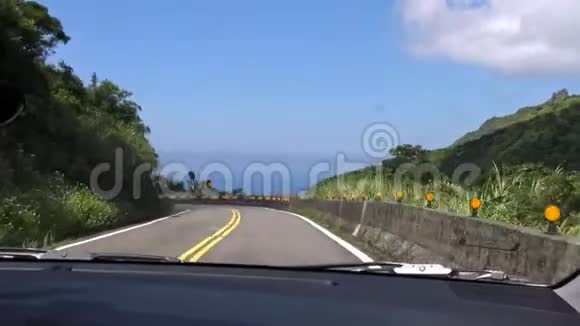 4K在亚洲转弯的山路上驾驶汽车在空路上开车视频的预览图
