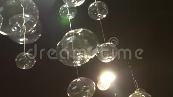 灯具特写水晶现代吊灯细节背景以气泡形式悬挂的灯闪烁视频的预览图