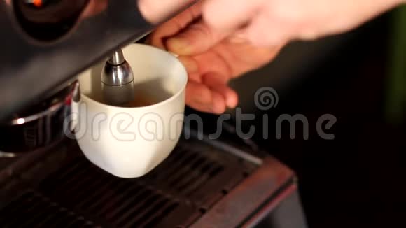 关闭咖啡机与白色咖啡杯咖啡机准备咖啡浓缩咖啡准备视频的预览图