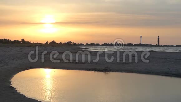 夕阳西下的美丽的黑海海岸视频的预览图