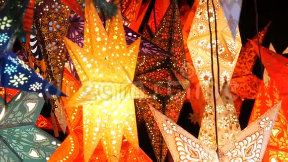 美丽的装饰纸在德国的圣诞市场上闪耀着圣诞星光视频的预览图
