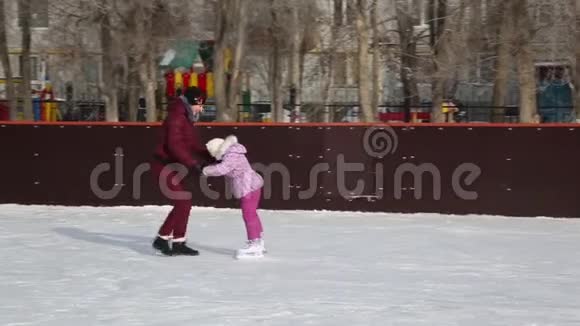 妈妈学女儿滑冰视频的预览图
